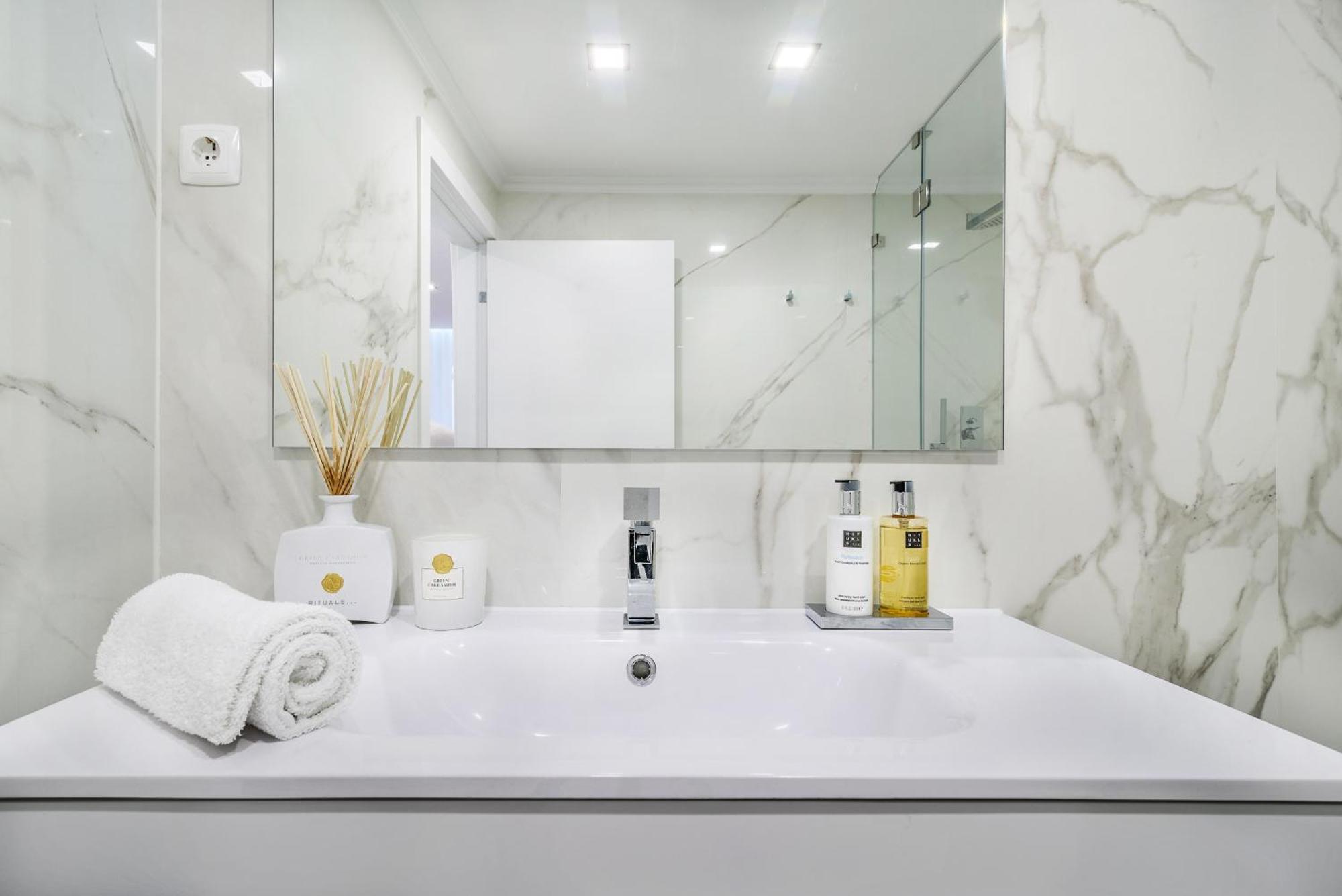 ליסבון Whome City Chic Escape: Your Stylish Haven In Downtown מראה חיצוני תמונה